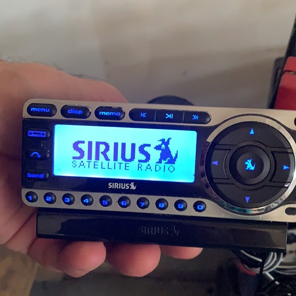 Radio w/Swivel Suction Cup /plug in charger - Picture 3 of 11